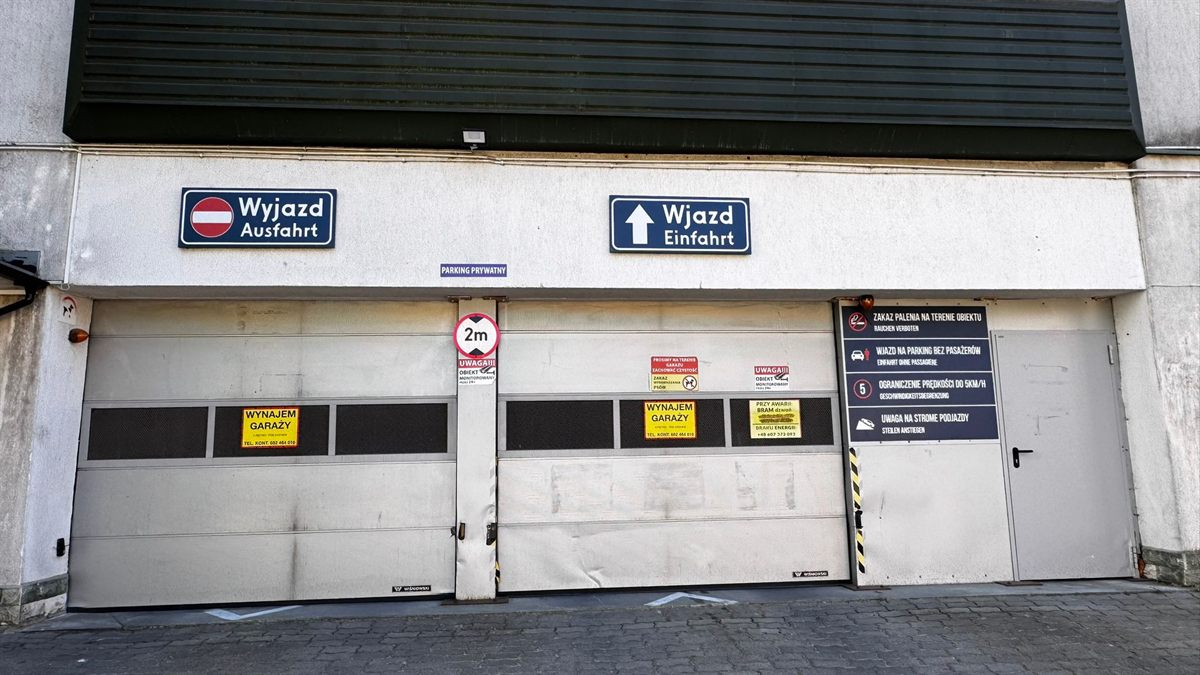 Wjazd na parking Pasaż Parsęta przy ul. Łopuskiego 27 w Kołobrzegu
