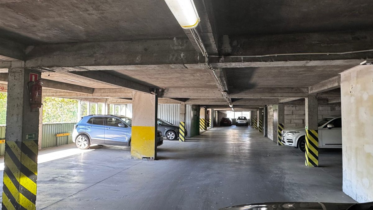 Przestrzeń parkingowa wewnątrz garażu naziemnego w centrum Kołobrzegu